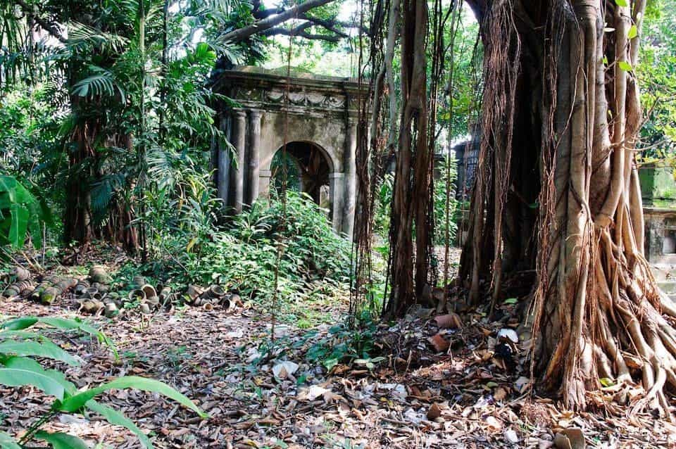 Lower Circular Road Cemetery - Famouse Haunted Places in Kolkata