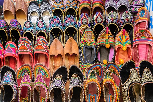 Shop like a Nawab at These Amazing Places for Street Shopping in Lucknow