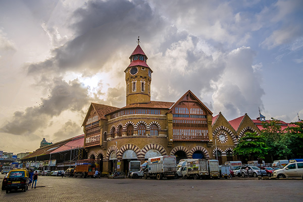 10 Amazing Places for Street Shopping in Mumbai