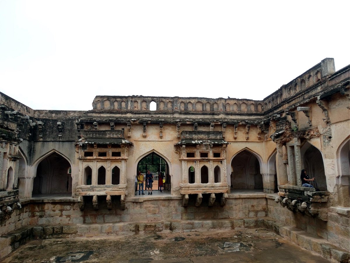 queen bath hampi