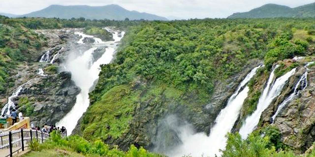 Manikyadhara Falls (33 km from Chikmagalur)